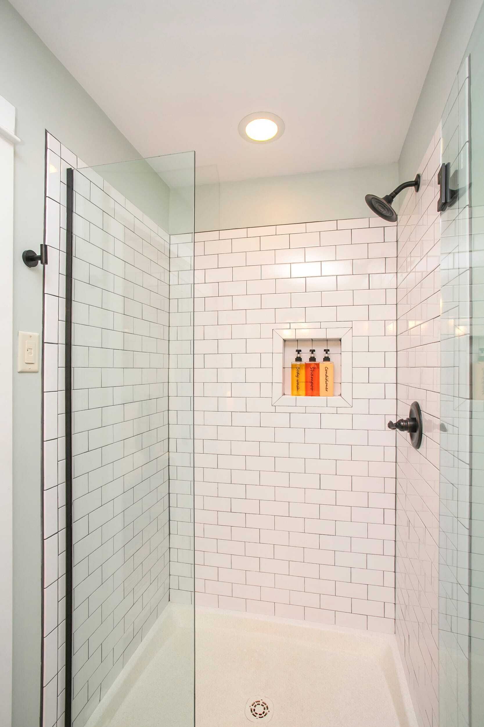 Badewanne, Haartrockner, Handtücher, Shampoo