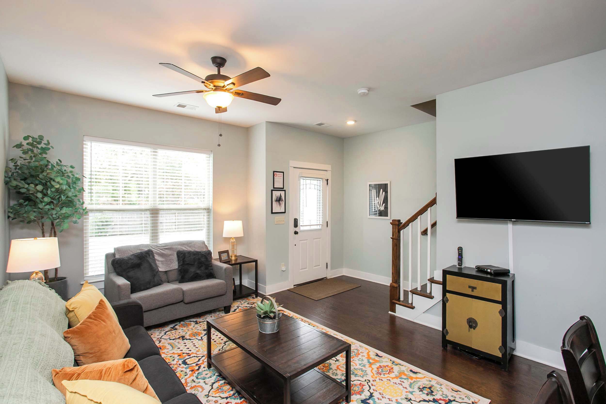 Televisión y oficina 