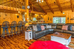 Een flatscreentelevisie, een open haard, een dvd-speler en tafelvoetbal