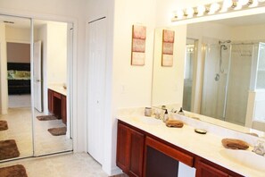 مجففات شعر، مناشف، ورق حمّام