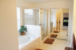 Haartrockner, Handtücher, Toilettenpapier