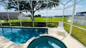 حمّام سباحة مُدفَّأ