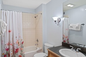 Combined shower/tub, hair dryer, towels