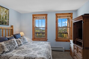 2 Schlafzimmer, Betten mit Memory-Foam-Matratzen, Bügeleisen/Bügelbrett
