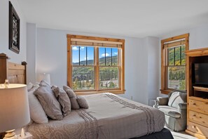 2 bedrooms, memory foam beds, iron/ironing board, internet - Views of Decrum Square from Private Balcony, Short Walk to Shops/Gondola/Food (Keystone)