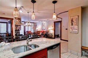 Leilighet, flere senger (1106 Trappeur's Lodge, Trappeur's Cro) | Eget kjøkken | Kjøleskap, mikrobølgeovn, ovn og kokeplater