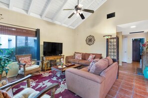 Smart TV, fireplace - Spacious Spanish Style Condo in Los Pueblos+Koi Filled Lagoon+Pool&Spa - Los Pue (Palm Springs)
