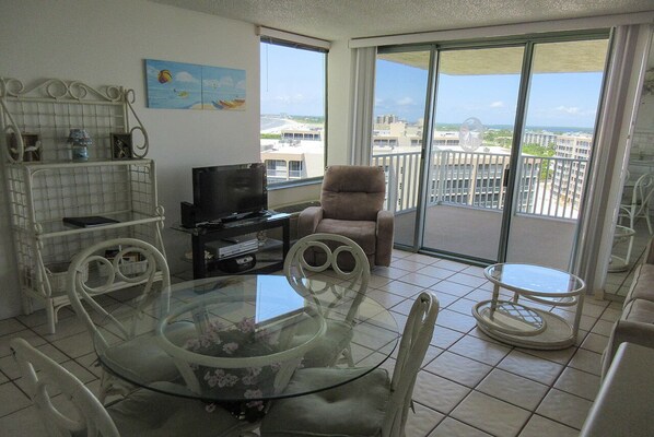 TV, DVD player - Estero Beach & Tennis Club 1108A 11th Floor Beachfront Condo (Fort Myers Beach)