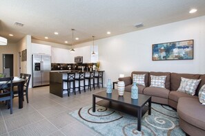 TV - BEAUTIFUL HOUSE, PRIVATE SPLASH POOL, BALCONY OFF MASTER SUITE, FREE WIFI!!! (Clermont)