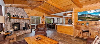 The Crazy Bear by Destination Big Bear : Fox Farm! Fenced Backyard! Pet Friendly! Hot Tub! Propane BBQ! Internet! Mountain Decor!
