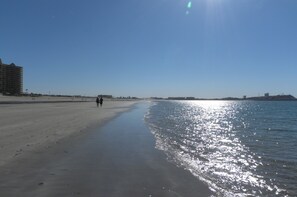 Rannalla, aurinkotuoleja, rantapyyhkeitä