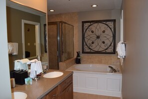 Combined shower/bathtub, jetted bath, hair dryer, towels - Great condo walking distance to downtown Gatlinburg & Convention center  (Gatlinburg)
