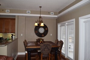 Dining - Great condo walking distance to downtown Gatlinburg & Convention center  (Gatlinburg)