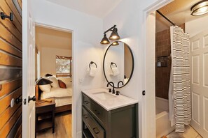4 bedrooms, WiFi - Rise and Shine by Destination Big Bear : Pool Table! Shuffleboard! Walk to the Lake! Near Snow Summit! Internet! (Big bear lake)