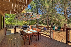 Outdoor dining - Rise and Shine by Destination Big Bear : Pool Table! Shuffleboard! Walk to the Lake! Near Snow Summit! Internet! (Big bear lake)