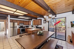 Una cocina moderna con armarios de madera, electrodomésticos de acero inoxidable y una isla grande con asientos.