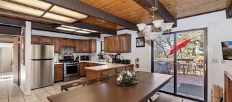 All Seasons by Destination Big Bear : Movie Theater! Pool Table! HOT TUB! Mtn Views! Multiple Decks!