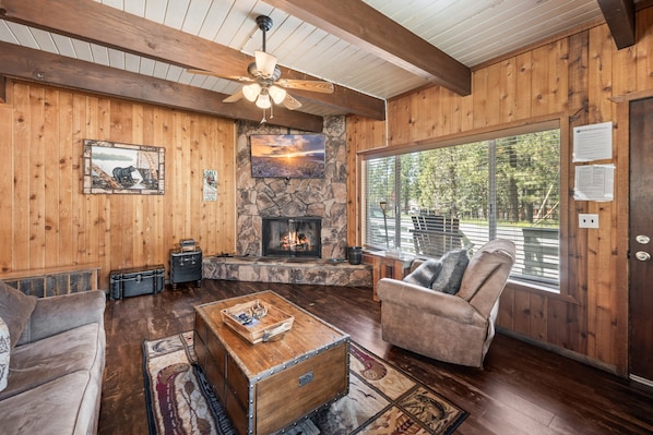 TV, fireplace
