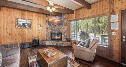 Village Hideaway - Walk to Village & Lake, Fireplace, Deck