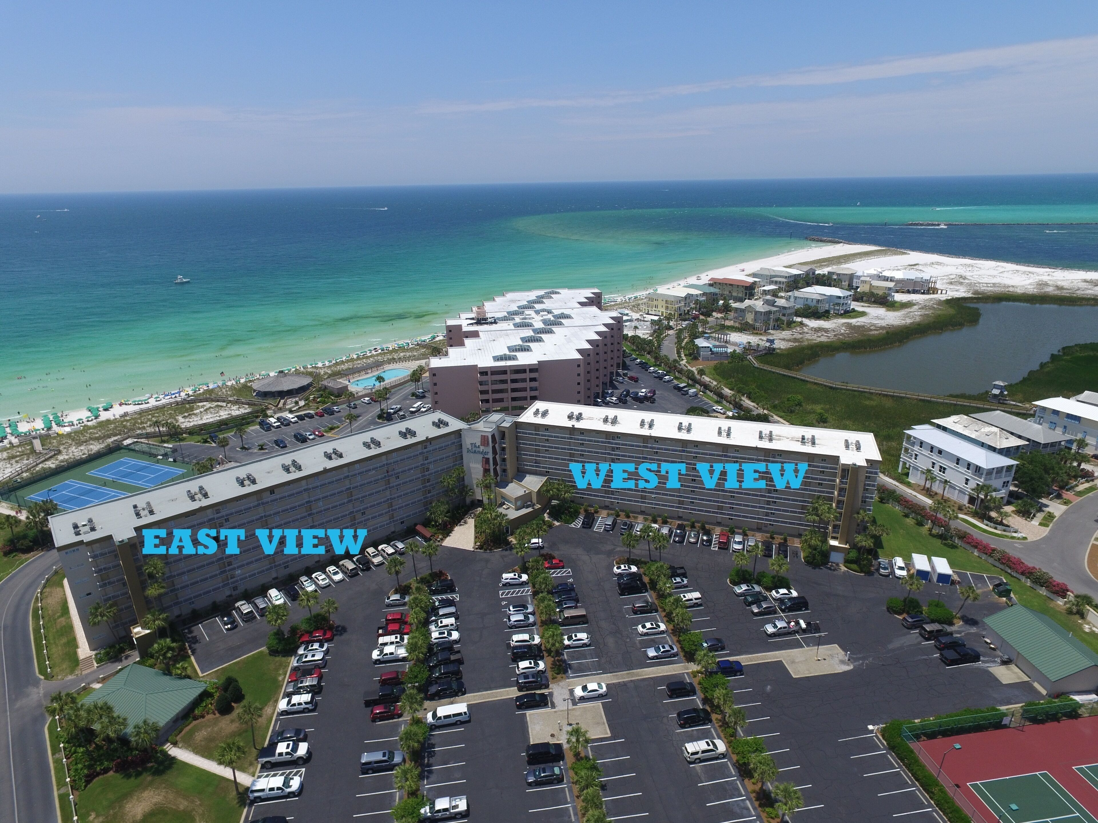 Ein Hotel mit großem Parkplatz, Blick auf den Strand und einem Poolbereich.
