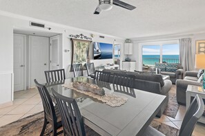 平板电视、DVD 播放器