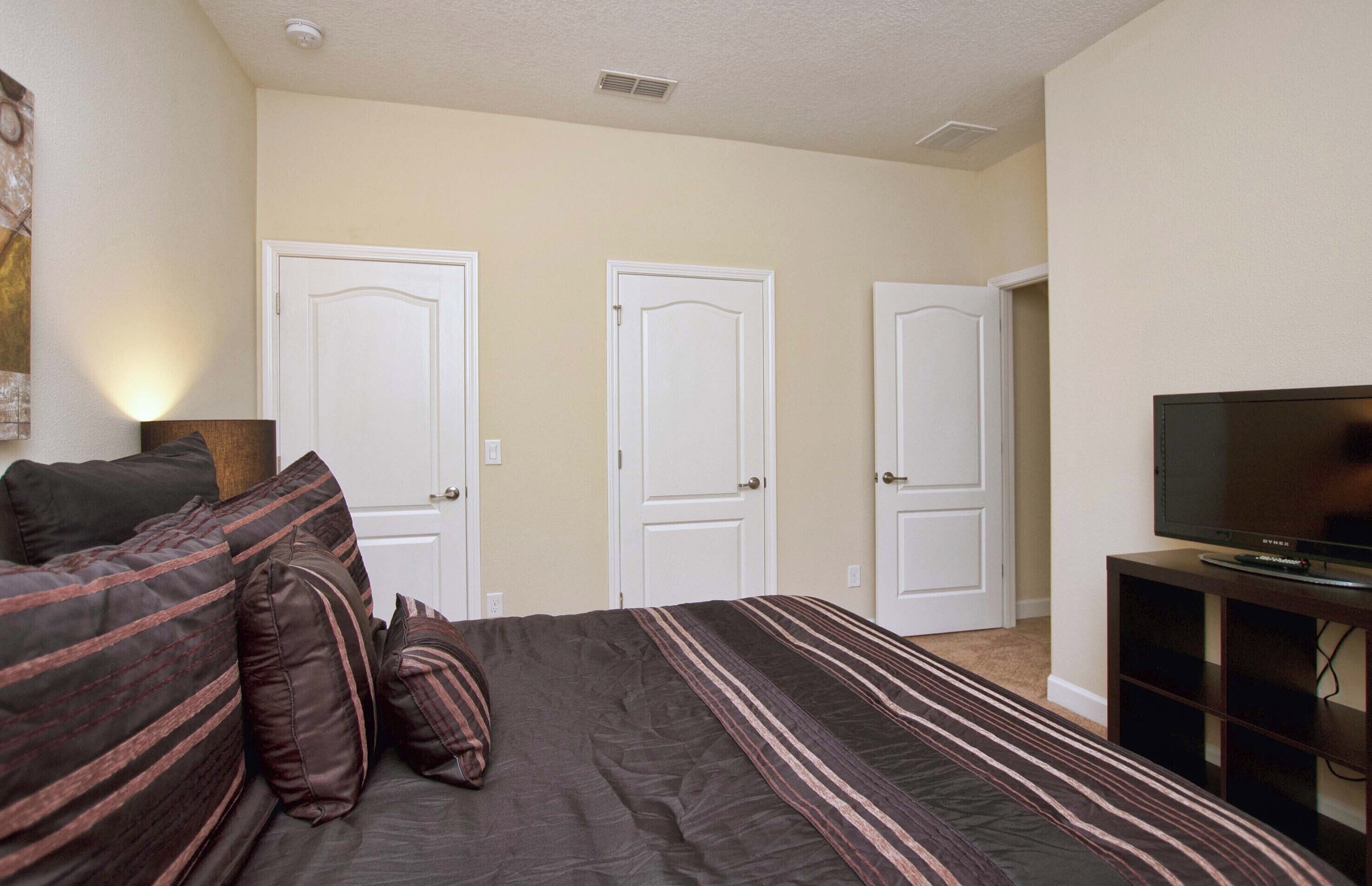4 bedrooms, iron/ironing board, WiFi (free), bed sheets