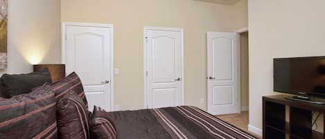 4 bedrooms, iron/ironing board, WiFi (free), bed sheets