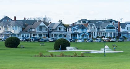 Tranquila y tranquila casa con terraza privada: ¡camina hasta las playas y el centro de Oak Bluffs!