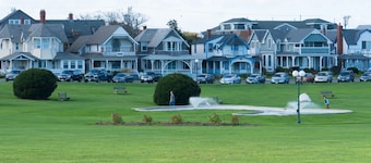 Roligt, roligt hjem m / privat dæk - gå til strande og downtown Oak Bluffs!