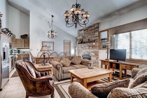 Fernseher, Kamin, DVD-Player, Stereoanlage