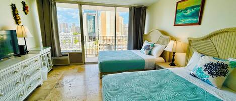 Tabla de planchar con plancha, wifi y ropa de cama