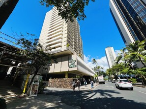 Exterior - Cozy Studio with FREE Parking in Heart of Waikiki! (Honolulu)