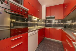 Een koelkast, een microgolfoven, een oven, een kookplaat
