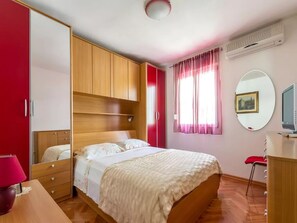 3 slaapkamers, een strijkplank/strijkijzer, gratis wifi, beddengoed