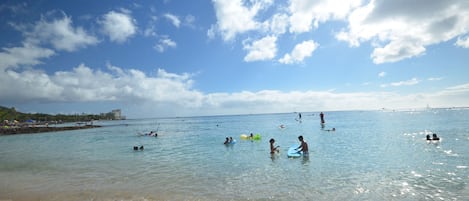 بالقرب من الشاطئ