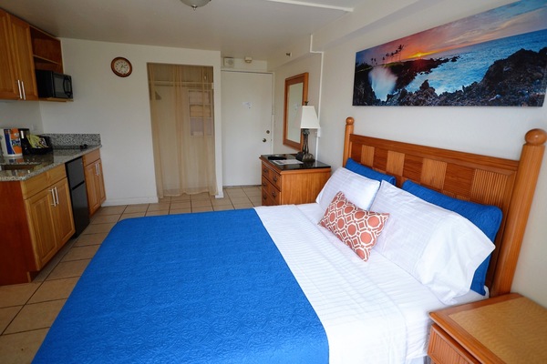 Comfortable Queen Bed, New Linens & Artwork (Photos taken April 2016)