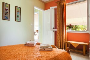 2 bedrooms, in-room safe, iron/ironing board, free WiFi