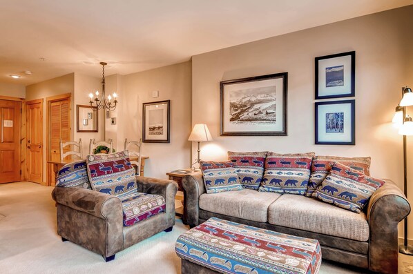 Televisión, chimenea, reproductor de DVD y estéreo 