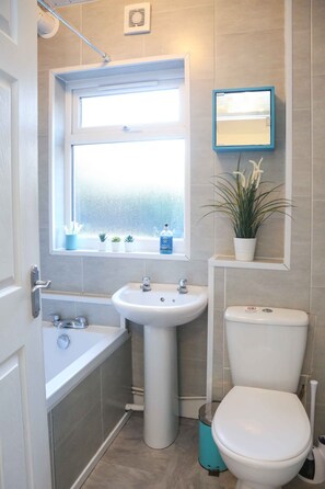 Combined shower/bathtub, hair dryer, towels, soap - Great Location / City Centre / Parking / 4 Beds (Belfast)