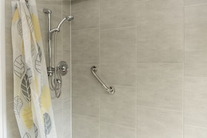 Combined shower/bathtub, hair dryer, towels, soap - Great Central Location / Parking /4 Beds (Belfast)