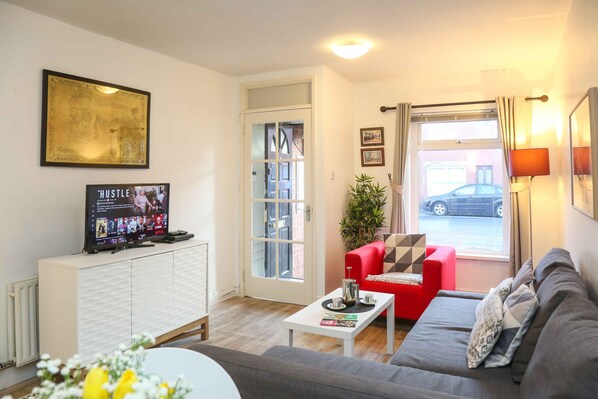 Smart TV, Netflix, DVD player, streaming services