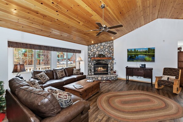 Télévision, cheminée, baby-foot