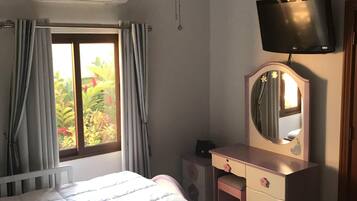 5 bedrooms, iron/ironing board, free WiFi, bed sheets