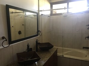 Shower, towels, soap - Cozy House in a great location. (San Salvador)