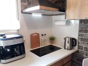 Fridge, oven, stovetop, coffee/tea maker