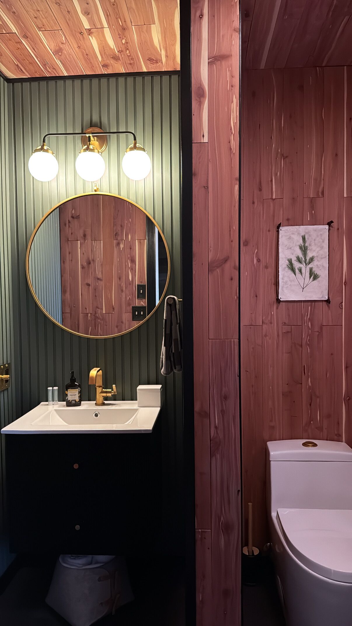 Douche, serviettes fournies, savon, papier toilette