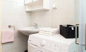 Dusche, Handtücher, Shampoo, Toilettenpapier