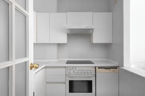 Frigorifero, microonde, forno, piano cottura
