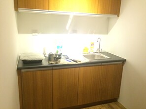 Kühlschrank, Herdplatte, Kochgeschirr/Geschirr/Besteck, Gewürze