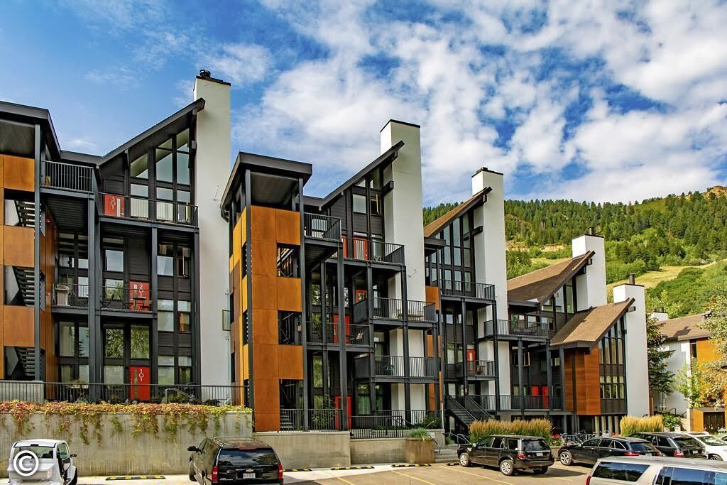 1 Bedroom for 4 w Parking in the CORE of Downtown Aspen